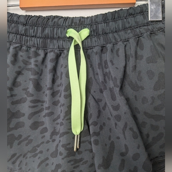 Lululemon Seek The Heat Short Color Animal Swirl Deep Coal Black Size 6 W7C89S - Picture 7 of 13